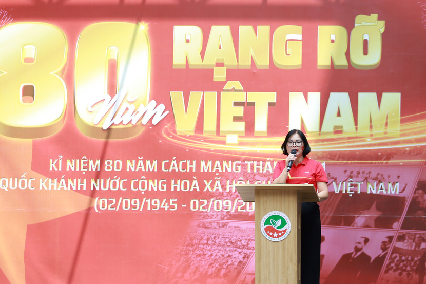 Bà Khuất Thị Thanh Nhàn, Hiệu trưởng trường Liên cấp THCS, Tiểu học tư thục Ngôi Sao Hà Nội phát biểu tại buổi lễ