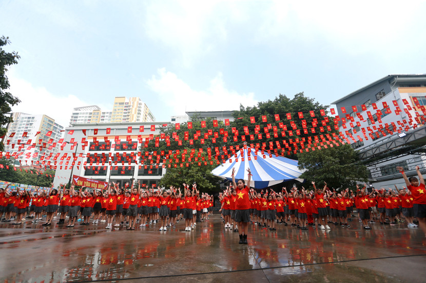 Các học sinh vô cùng hào hứng tham gia chuỗi hoạt động chào mừng Quốc khánh 2-9