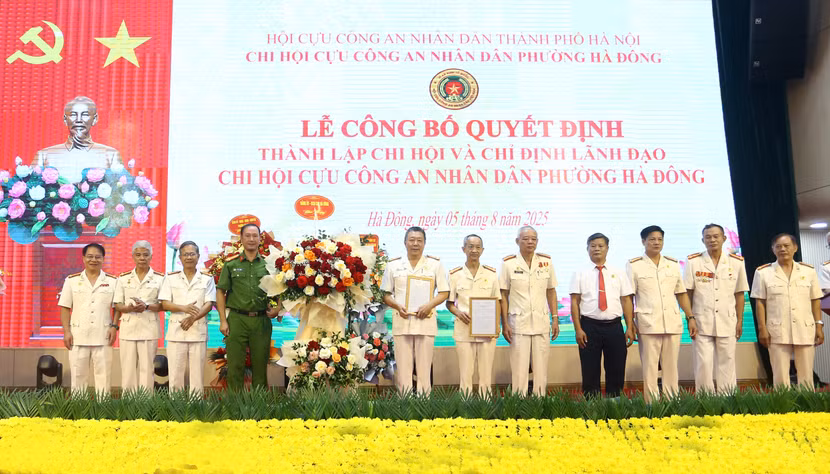 Đại diện Công an phường Hà Đông tặng hoa chúc mừng Chi hội Cựu Công an nhân dân phường