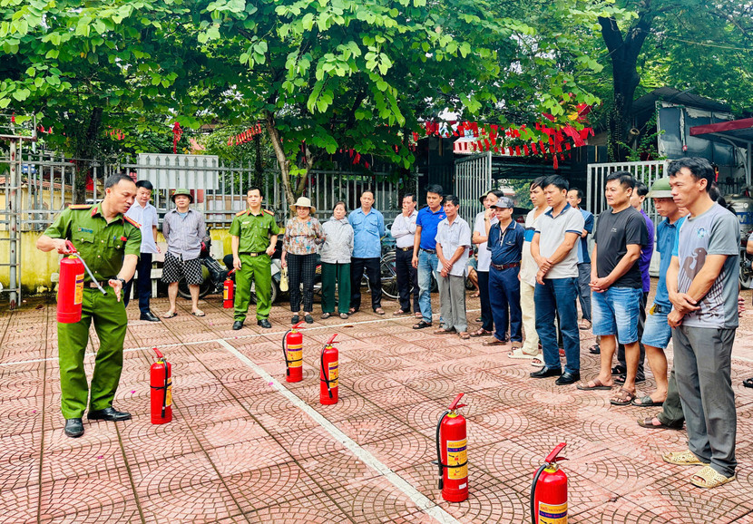 Đại diện Đội chữa cháy, CNCH khu vực số 29 hướng dẫn cách sử dụng bình chữa cháy cho các hộ kinh doanh Đại diện Đội chữa cháy, CNCH khu vực số 29 hướng dẫn cách sử dụng bình chữa cháy cho các hộ kinh doanh