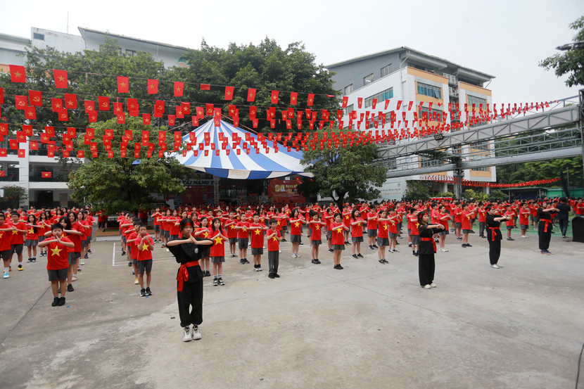 Cũng tại đây, màn đồng diễn võ thuật cổ truyền cũng được các em trình diễn độc đáo