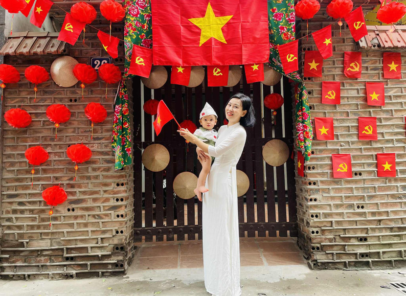 Chị Hồng Thắm cùng con trai rạng rõ bên ngôi nhà nhỏ