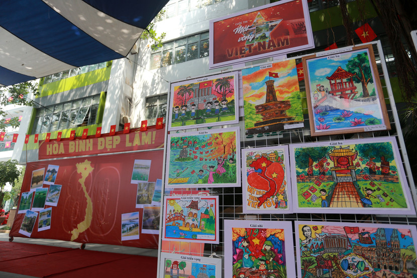 Các tác phẩm do chính tay học sinh nhà trường sáng tác, mang thông điệp về tình yêu quê hương đất nước