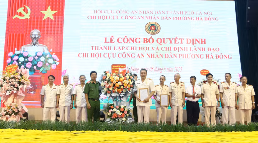 Đại diện Hội Cựu Công an nhân dân Việt Nam tặng hoa chúc mừng các đồng chí trong Ban chấp hành Chi hội