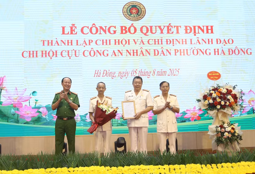 Đại tá Trịnh Văn Vát - Phó Chủ tịch Hội Cựu CAND thành phố Hà Nội trao Quyết định của Ban Thường vụ Hội cựu Công an nhân dân TP Hà Nội về việc thành lập chi hội Cựu CAND phường Hà Đông