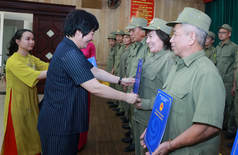 Chủ tịch UBND phường Hà Đông Trần Thị Lương An trao Quyết định cho đại diện các tổ bảo vệ ANTT Chủ tịch UBND phường Hà Đông Trần Thị Lương An trao Quyết định cho đại diện các tổ bảo vệ ANTT