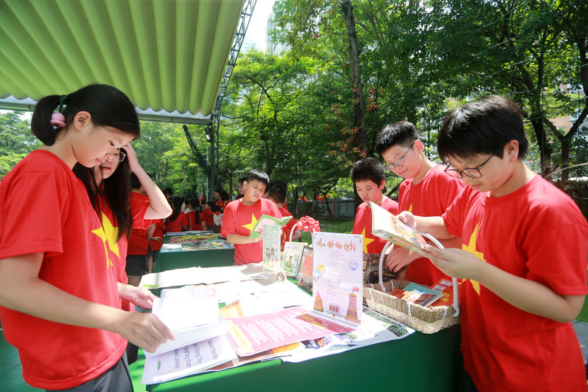 Các học sinh tìm đọc các cuốn sách về lịch sử