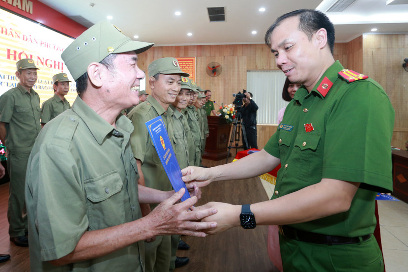 Trung tá Phạm Văn Trọng, Trưởng Công an phường Hà Đông trao Quyết định cho đại diện các tổ bảo vệ ANTT Trung tá Phạm Văn Trọng, Trưởng Công an phường Hà Đông trao Quyết định cho đại diện các tổ bảo vệ ANTT