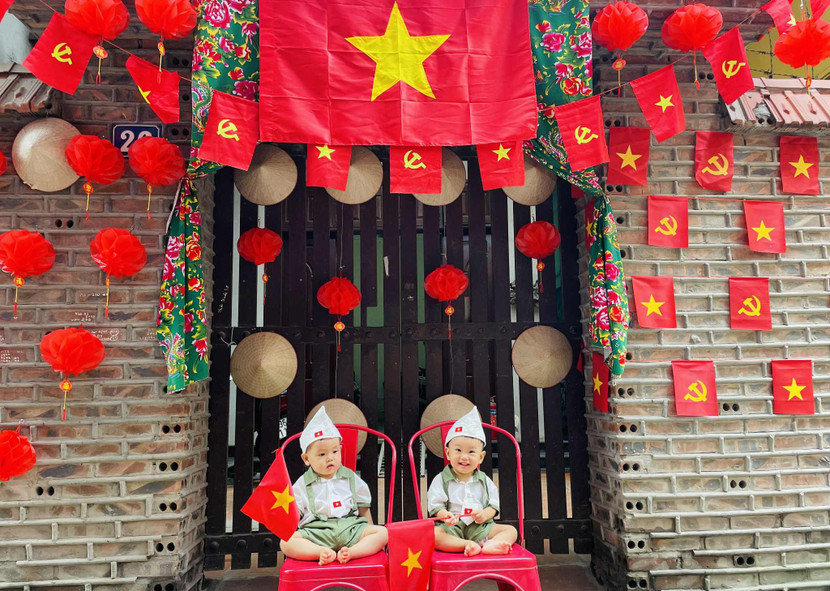 Cặp song sinh Thuận Thành và Thuận Nhân thích thú khi được chụp ảnh