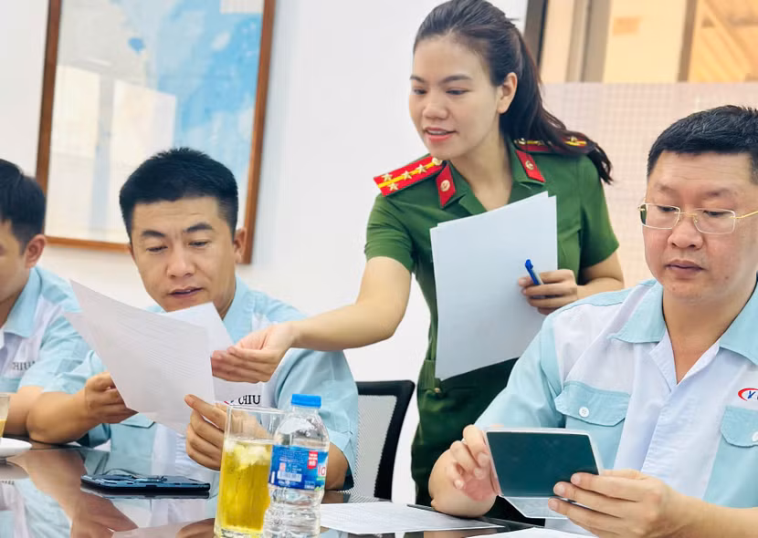 Người nước ngoài khai hồ sơ cấp định danh điện tử tại Công an phường Hà Đông