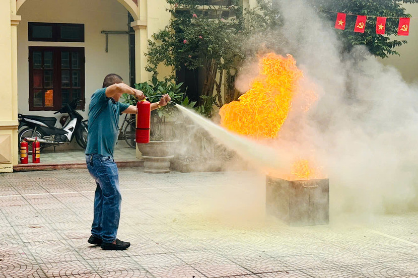 Thực hành sử dụng một số phương tiện chữa cháy Thực hành sử dụng một số phương tiện chữa cháy