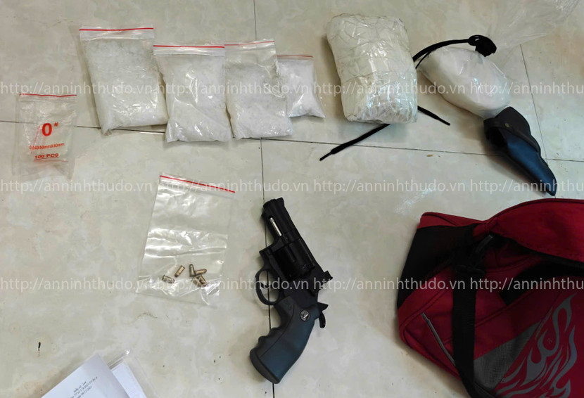 Công an thu giữ 1 khẩu súng ngắn dạng côn xoay, 13 viên đạn, hơn 1,4kg ma túy các loại ở nhà đối tượng Dương Anh Tuấn Công an thu giữ 1 khẩu súng ngắn dạng côn xoay, 13 viên đạn, hơn 1,4kg ma túy các loại ở nhà đối tượng Dương Anh Tuấn