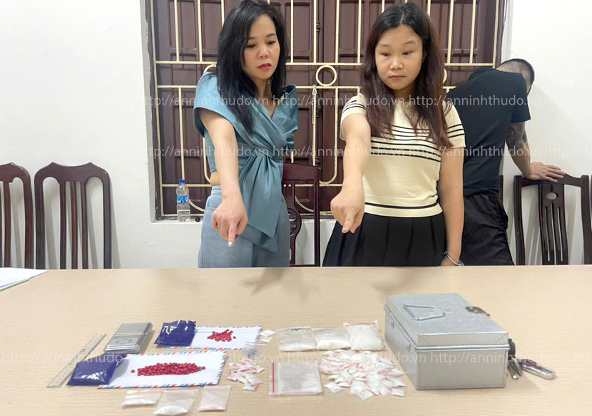 Đối tượng Hoàng Thị Đỏ (bên trái) và Lê Thị Thúy cùng lượng ma túy lớn Đối tượng Hoàng Thị Đỏ (bên trái) và Lê Thị Thúy cùng lượng ma túy lớn