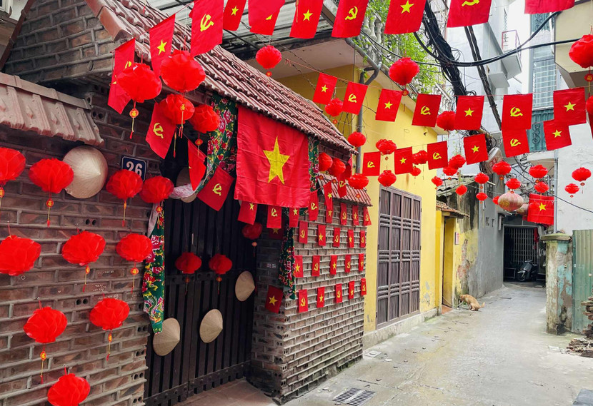 Ngôi nhà nhỏ bình dị nhưng rực sáng bởi sắc đỏ của lá cờ Tổ quốc