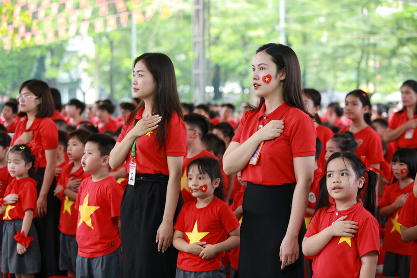 Mỗi câu hát, mỗi nhịp nhạc vang vọng không chỉ là âm nhạc, mà là lời thề son sắt, là tiếng gọi thôi thúc thế hệ trẻ tiếp bước, dựng xây đất nước giàu mạnh, phồn vinh