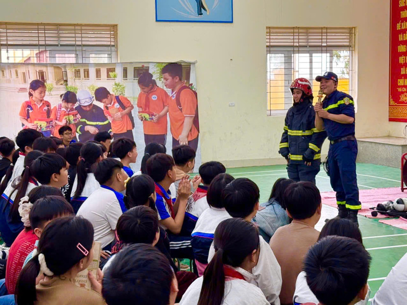 Tuyên truyền viên hướng dẫn các kiến thức pháp luật, tình hình cháy, nổ và các kiến thức cơ bản trong công tác PCCC Tuyên truyền viên hướng dẫn các kiến thức pháp luật, tình hình cháy, nổ và các kiến thức cơ bản trong công tác PCCC