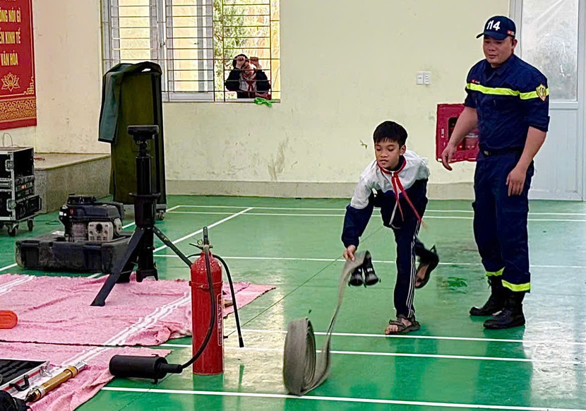 Hướng dẫn học sinh sử dụng vòi chữa cháy chuyên dụng của lực lượng Cảnh sát PCCC&CNCH Hướng dẫn học sinh sử dụng vòi chữa cháy chuyên dụng của lực lượng Cảnh sát PCCC&CNCH