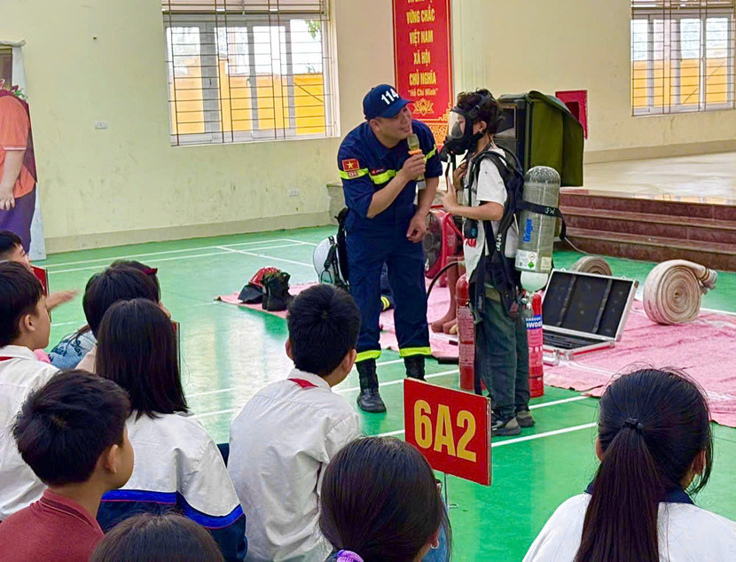 Học sinh tham gia trải nghiệm sử dụng mặt nạ phòng độc cách ly Học sinh tham gia trải nghiệm sử dụng mặt nạ phòng độc cách ly