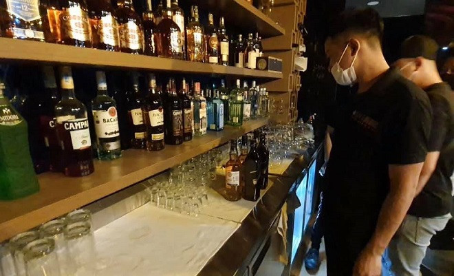 Khu vực quầy bar có nhiều chai rượu không rõ nguồn gốc