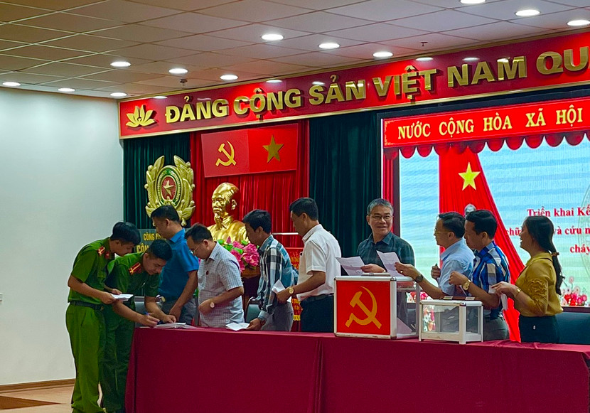 Đại diện các đội tuyển tham gia bốc thăm thứ tự thi đấu của 2 phần thi lý thuyết và thực hành. Đại diện các đội tuyển tham gia bốc thăm thứ tự thi đấu của 2 phần thi lý thuyết và thực hành.