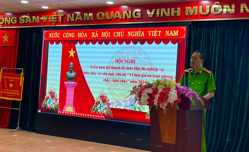 Thượng tá Đặng Quốc Vinh - Phó trưởng ban tổ chức Hội thi công bố các quyết định thành lập Ban Chỉ đạo, Ban tổ chức hội thi, giải đáp các nội dung của từng đội tuyện tại hội nghị Thượng tá Đặng Quốc Vinh - Phó trưởng ban tổ chức Hội thi công bố các quyết định thành lập Ban Chỉ đạo, Ban tổ chức hội thi, giải đáp các nội dung của từng đội tuyện tại hội nghị