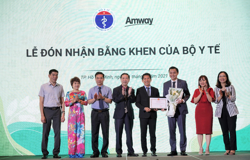 Amway đón nhận Bằng khen của Bộ Y tế