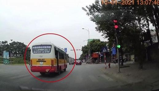 Tài xế xe buýt điều khiển phương tiện vượt đèn đỏ Tài xế xe buýt điều khiển phương tiện vượt đèn đỏ