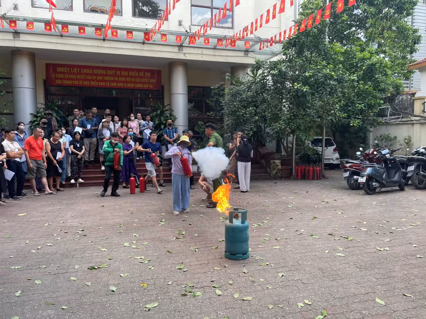 Chủ các cơ sở được thực hành sử dụng các phương tiện chữa cháy tại chỗ