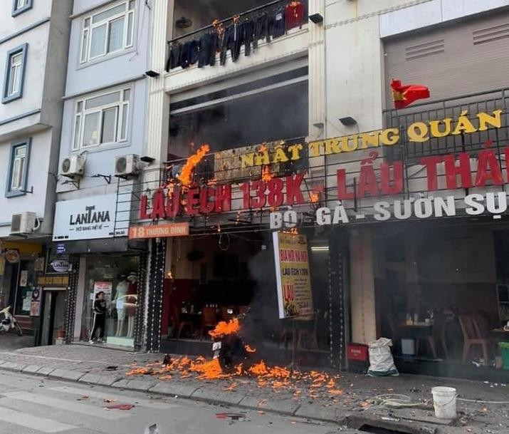 Cháy quán lẩu ở 18 phố Thượng Đình