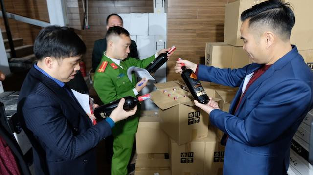 Lực lượng chức năng kiểm tra cơ sở kinh doanh rượu