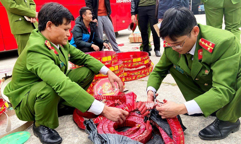 Cơ quan công an bắt vụ vận chuyển pháo nổ Cơ quan công an bắt vụ vận chuyển pháo nổ