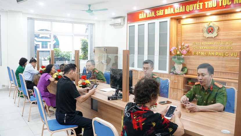 Rất đông người dân đến trụ sở Công an phường Ô Chợ Dừa để làm các thủ tục hành chính Rất đông người dân đến trụ sở Công an phường Ô Chợ Dừa để làm các thủ tục hành chính