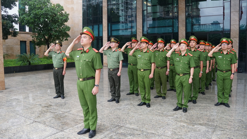 Cán bộ chiến sỹ Công an phường Ô Chợ Dừa chào cờ sớm ngày 1-7 Cán bộ chiến sỹ Công an phường Ô Chợ Dừa chào cờ sớm ngày 1-7