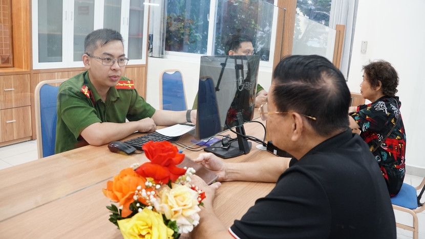 Cán bộ chiến sỹ tận tình hướng dẫn người dân Cán bộ chiến sỹ tận tình hướng dẫn người dân