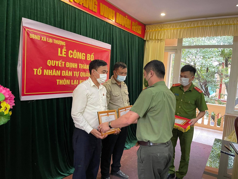 Thiếu tá Đỗ Văn Mạnh trao Giấy Khen của Giám đốc CATP Hà Nội cho tập thể Tổ nhân dân tự quản thôn Ngũ Sơn và 2 cá nhân có thành tích xuất sắc Thiếu tá Đỗ Văn Mạnh trao Giấy Khen của Giám đốc CATP Hà Nội cho tập thể Tổ nhân dân tự quản thôn Ngũ Sơn và 2 cá nhân có thành tích xuất sắc