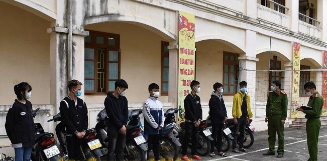 Nhóm thanh niên điều khiển xe máy vi phạm