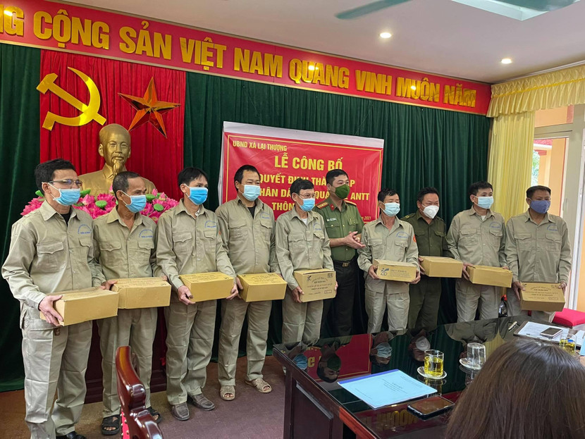 Thiếu tá Đỗ Văn Mạnh - Phó Trưởng Công an huyện Thạch Thất trao quà tặng của Công an huyện cho các thành viên trong Tổ nhân dân tự quản Thiếu tá Đỗ Văn Mạnh - Phó Trưởng Công an huyện Thạch Thất trao quà tặng của Công an huyện cho các thành viên trong Tổ nhân dân tự quản