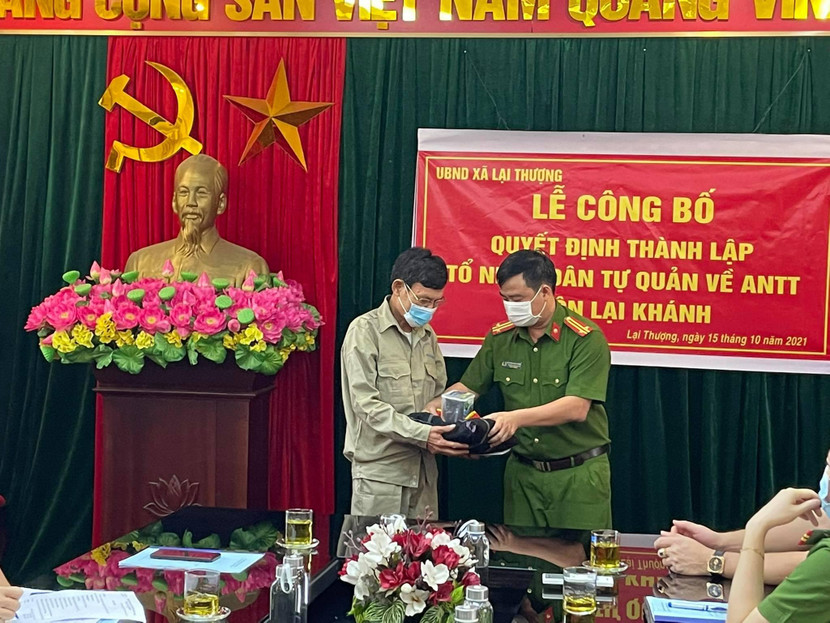 Trung tá Nguyễn Văn Thiện - Trưởng Công an xã Lại Thượng trao các trang thiết bị vật dụng cần thiết trong quá trình thực hiện nhiệm vụ cho lực lượng tổ nhân dân tự quản Trung tá Nguyễn Văn Thiện - Trưởng Công an xã Lại Thượng trao các trang thiết bị vật dụng cần thiết trong quá trình thực hiện nhiệm vụ cho lực lượng tổ nhân dân tự quản