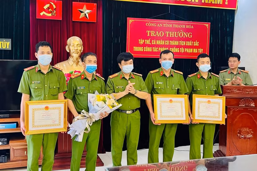 Khen thưởng ban chuyên án bắt giữ đối tượng buôn ma túy nguy hiểm