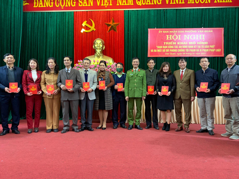 "Sổ tay phòng chống tội phạm và vi phạm pháp luật" được CAQ Hà Đông trao đến đại diện người dân phường Văn Quán