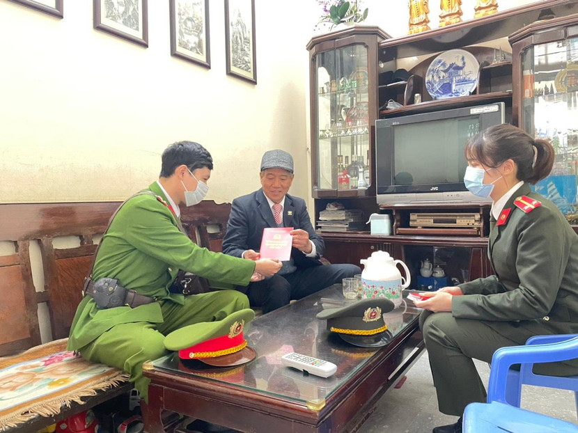 CBCS Công an quận Hà Đông đến tận nhà dân tặng "Sổ tay phòng chống tội phạm và vi phạm pháp luật"