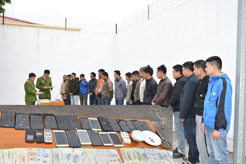 Các đối tượng đánh bạc cùng tang vật bị thu giữ