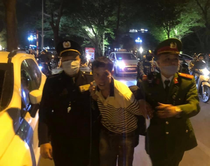 Đối tượng Tú bị bắt giữ sau khi thực hiện hành vi trộm cắp Đối tượng Tú bị bắt giữ sau khi thực hiện hành vi trộm cắp