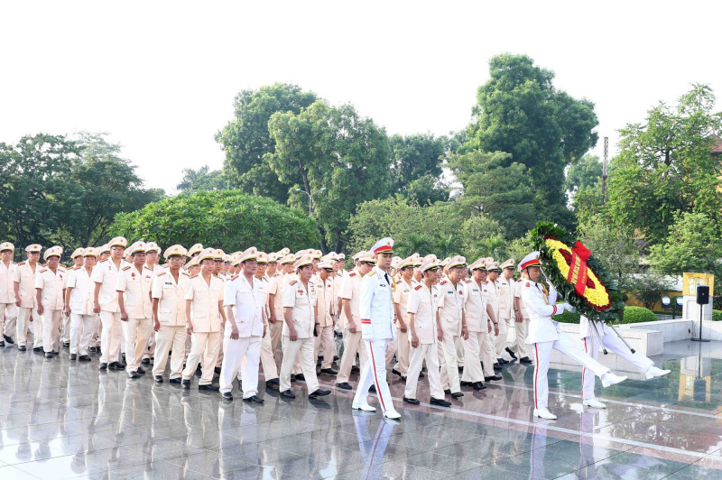 Đoàn đại biểu đặt vòng hoa tưởng niệm các Anh hùng liệt sĩ tại Đài tưởng niệm các Anh hùng liệt sĩ trên đường Bắc Sơn