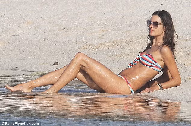 Alessandra Ambrosio xộc xệch diện bkini ảnh 12