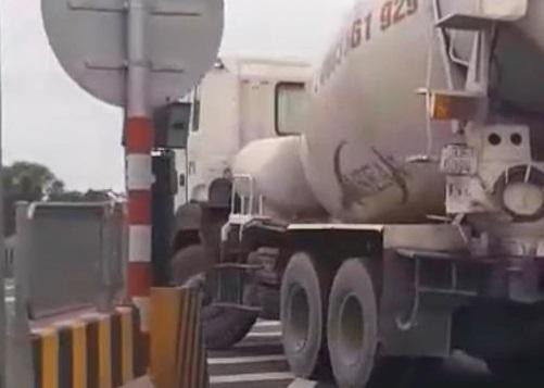 Hình ảnh chiếc xe trộn bê tông vi phạm được người dân ghi lại Hình ảnh chiếc xe trộn bê tông vi phạm được người dân ghi lại