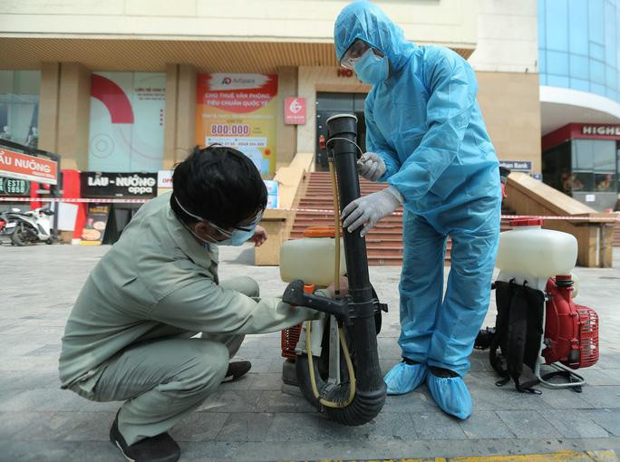 Lực lượng chức năng tiến hành phong tỏa, phun khử khuẩn khu chung cư 102 Trần Phú