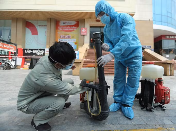 Lực lượng chức năng tiến hành phong tỏa, phun khử khuẩn khu chung cư 102 Trần Phú Lực lượng chức năng tiến hành phong tỏa, phun khử khuẩn khu chung cư 102 Trần Phú