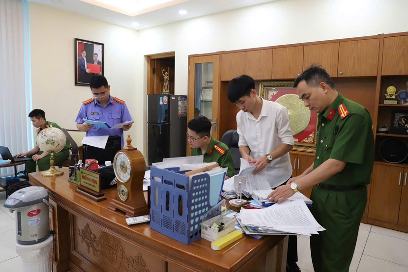 Cơ quan Cảnh sát điều tra Công an tỉnh Bắc Giang khám xét nơi làm việc của bị can trong vụ án Lợi dụng chức vụ trong khi thi hành công vụ, xảy ra tại Công ty cổ phần Quản lý đô thị Bắc Giang