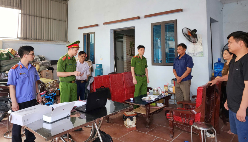 Cơ quan Cảnh sát điều tra - Công an tỉnh Bắc Giang công bố lệnh khám xét nơi ở của bị can trong vụ án Lợi dụng chức vụ, quyền hạn trong khi thi hành công vụ, xảy ra tại UBND xã Bắc Lũng, Lục Nam